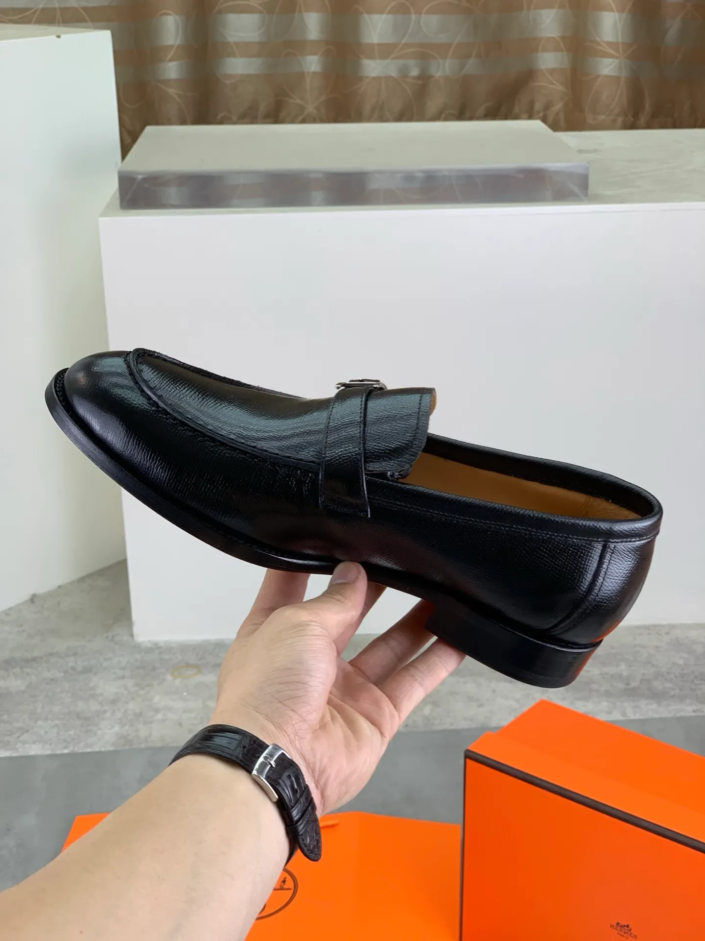 Factory price P980 💰💎💎💎 Original genuine leather outsole Brand: Hermès Grade: Same as the official website Original quality materials: Original soft calfskin Water-dyed cowhide lining Original Italian genuine leather outsole Style categories: Men's fashion Formal casual leather shoes Slip-on men's shoes series Young fashion European and American trends British style Code number: 39-45 (38.46 can be customized)